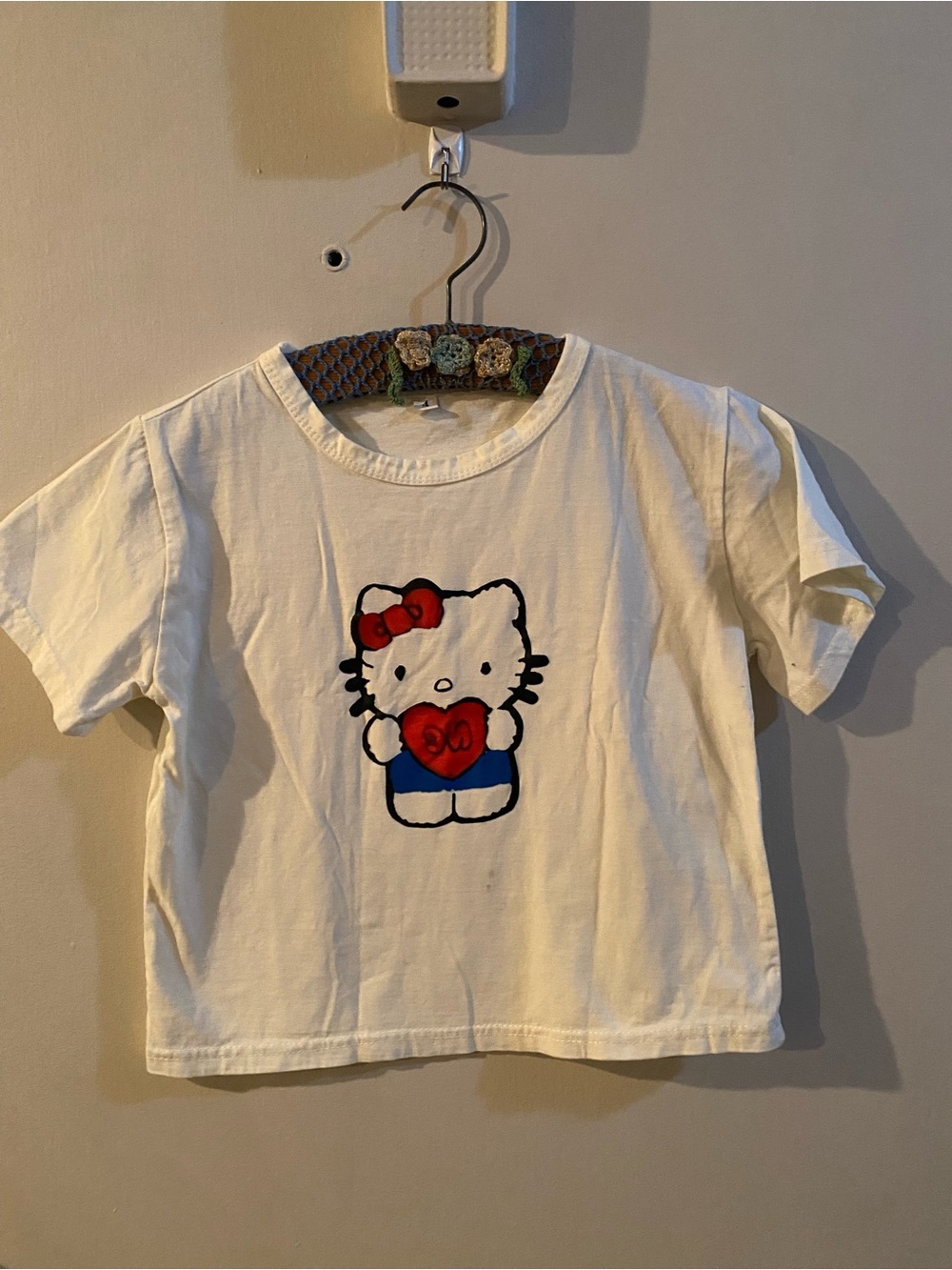 White XS Hello Kitty Tee with Red Bow Heart Graphic